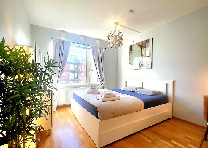 Moon Apartment Near The Centre ! Free Parking Available !