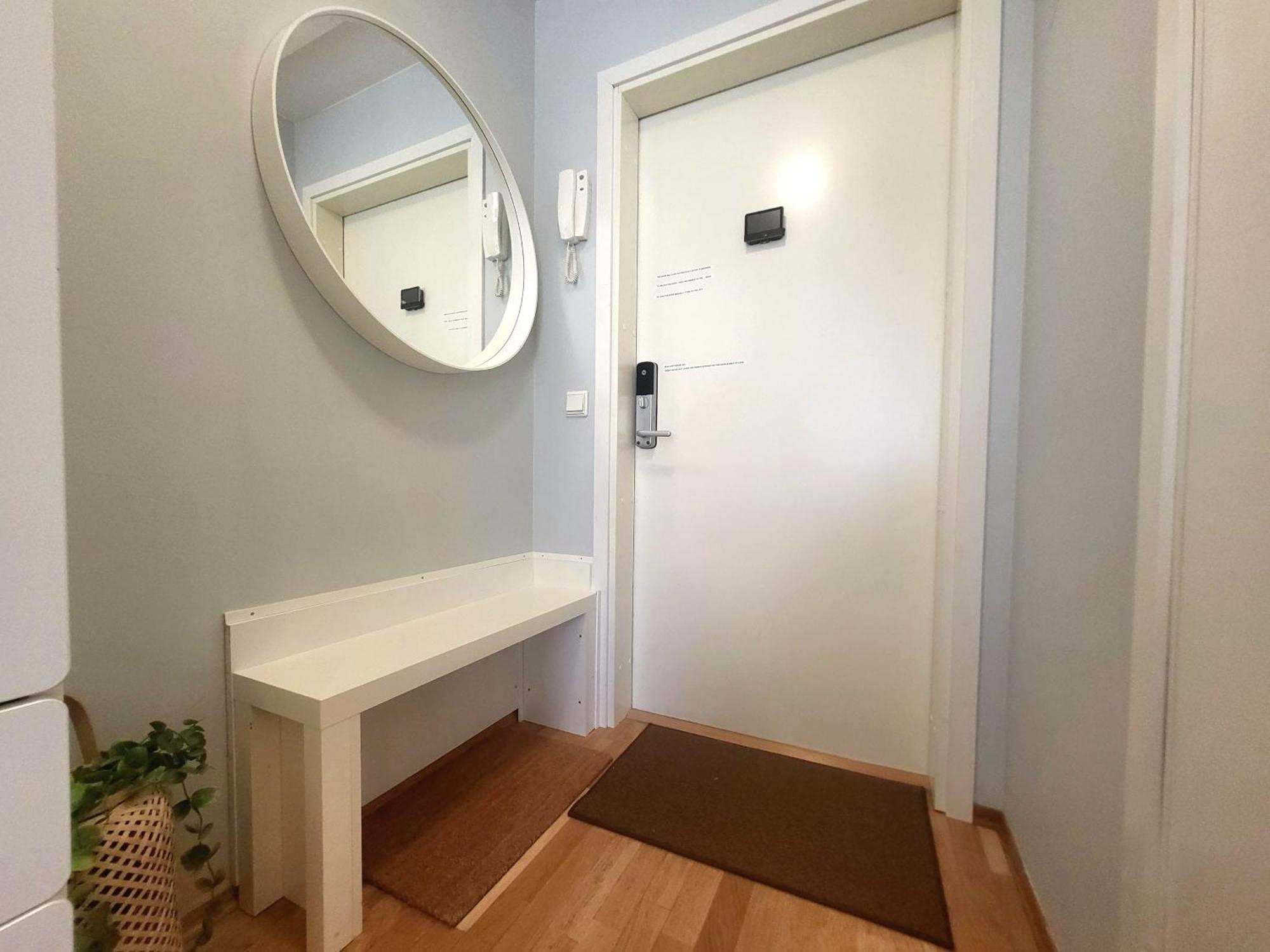 Moon Near The Centre ! Free Parking Available ! Apartment